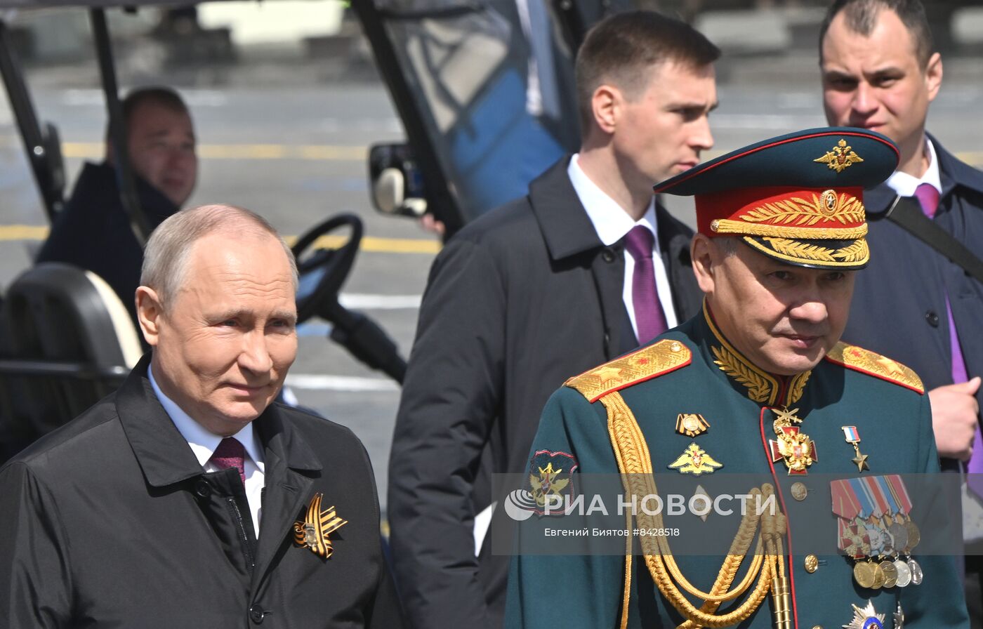 Президент РФ В. Путин и председатель правительства М. Мишустин на параде Победы в Москве