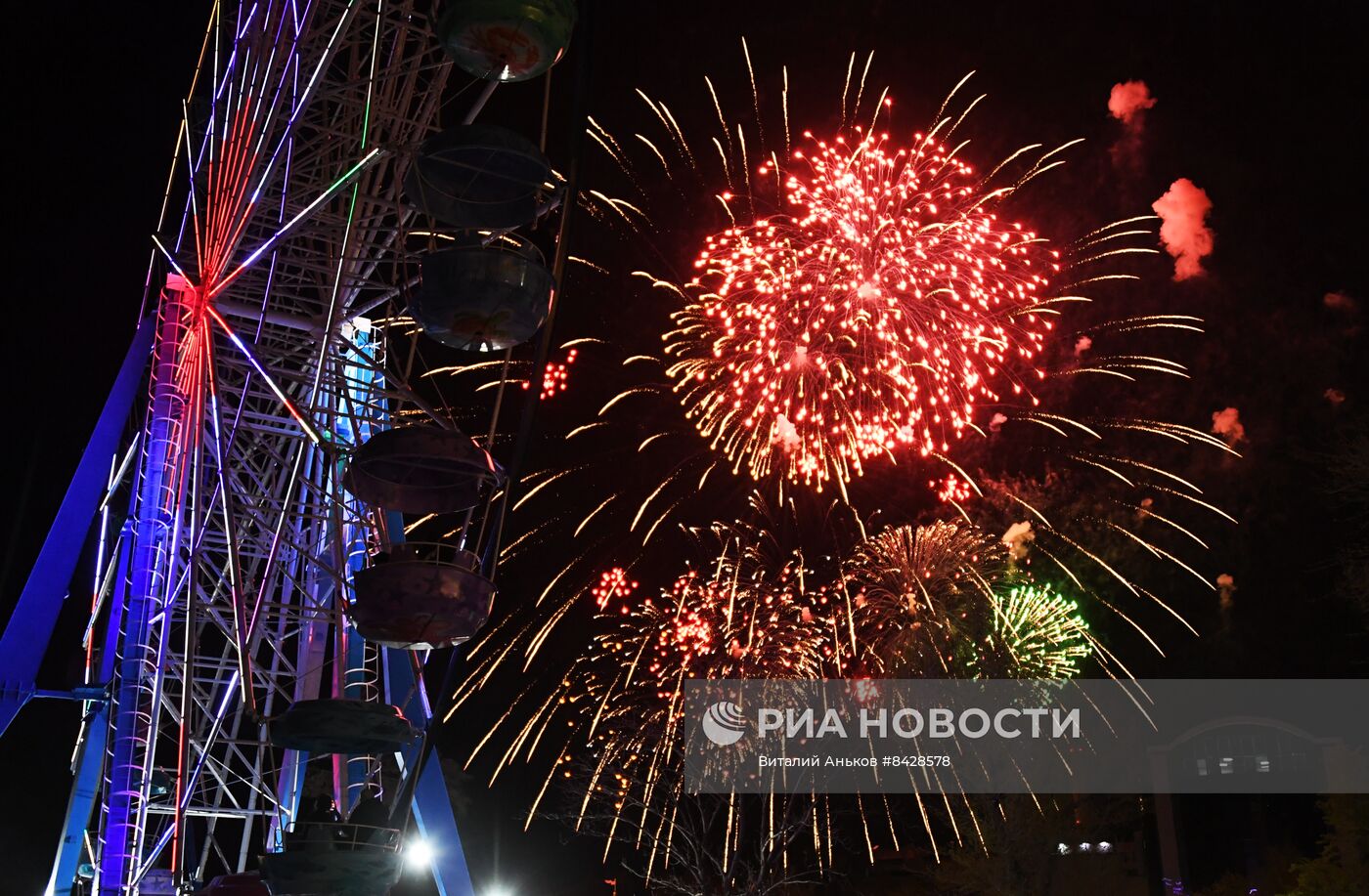 Праздничный салют в честь Дня Победы в городах России