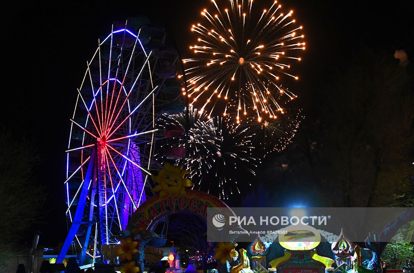 Праздничный салют в честь Дня Победы в городах России