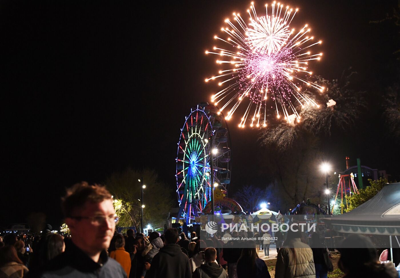 Праздничный салют в честь Дня Победы в городах России