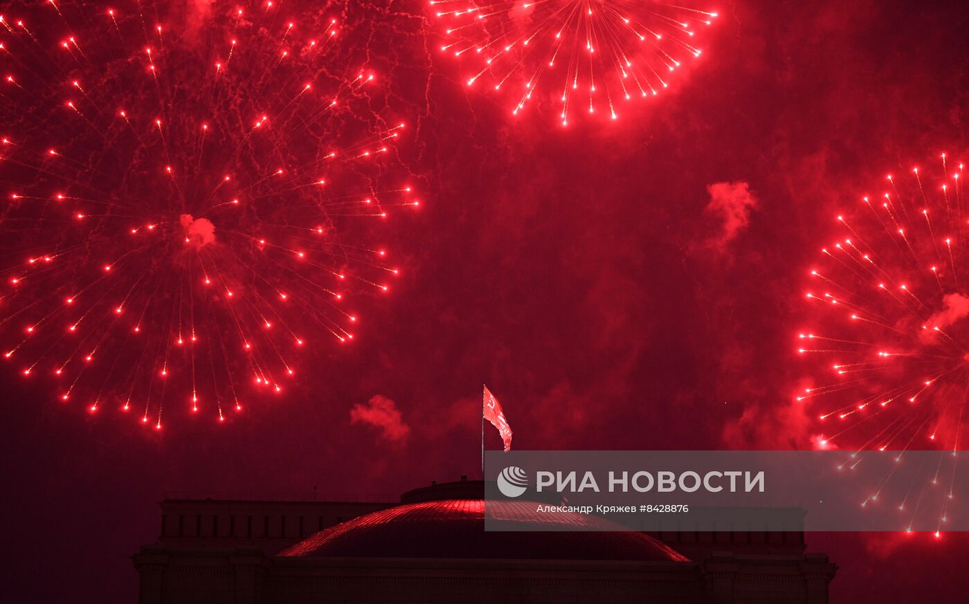 Праздничный салют в честь Дня Победы в городах России