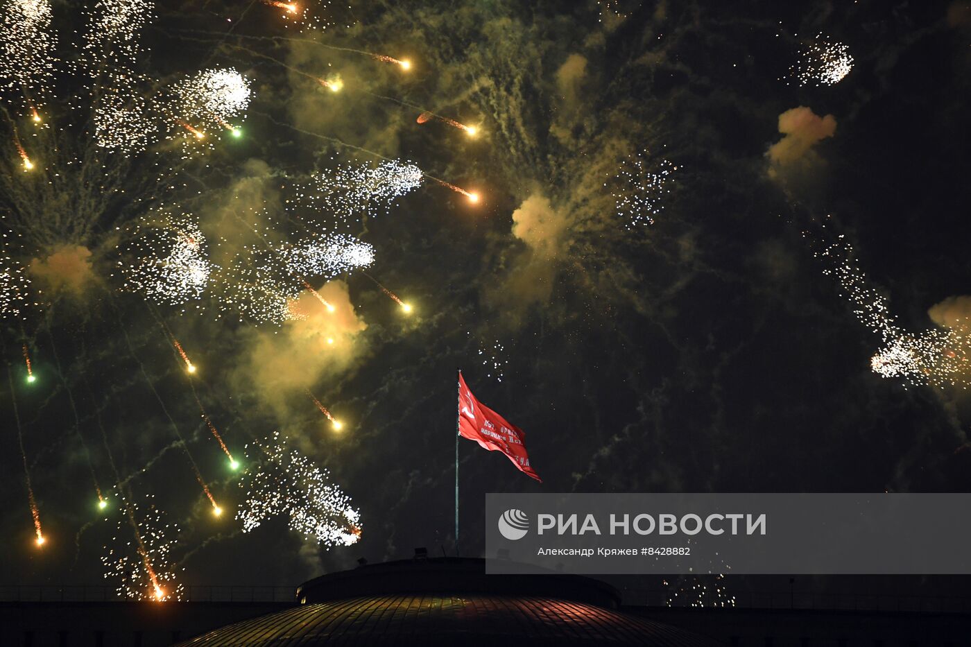 Праздничный салют в честь Дня Победы в городах России