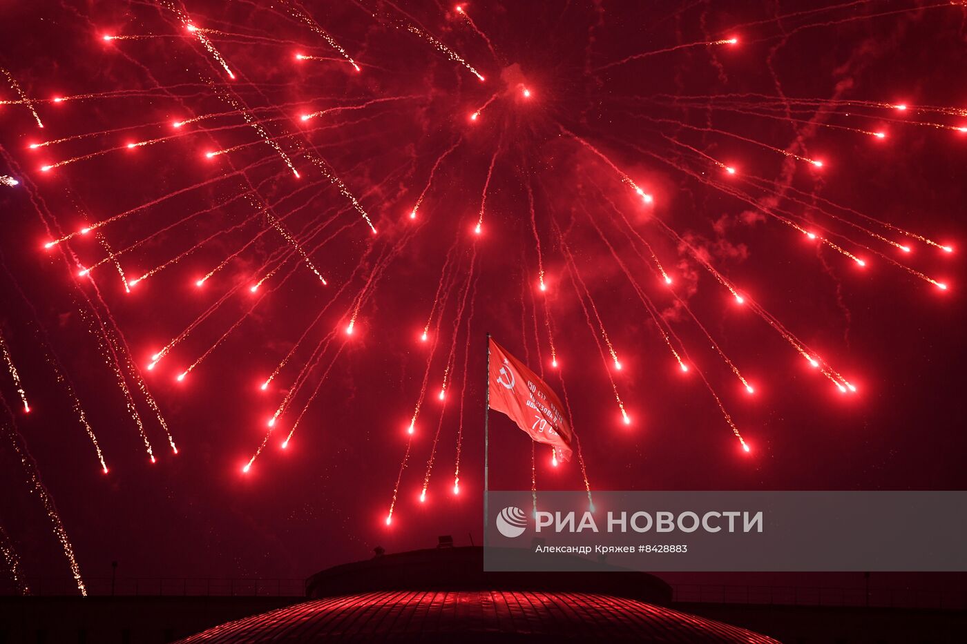 Праздничный салют в честь Дня Победы в городах России