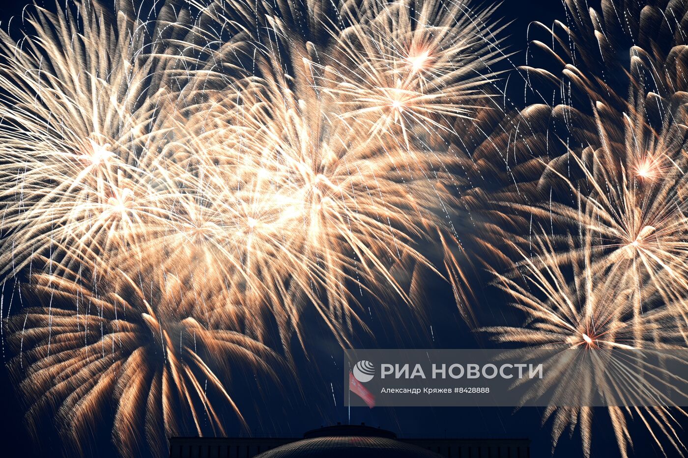 Праздничный салют в честь Дня Победы в городах России