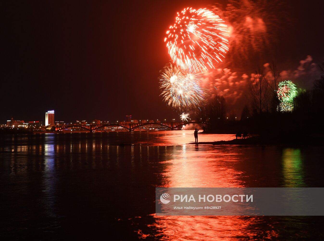 Праздничный салют в честь Дня Победы в городах России