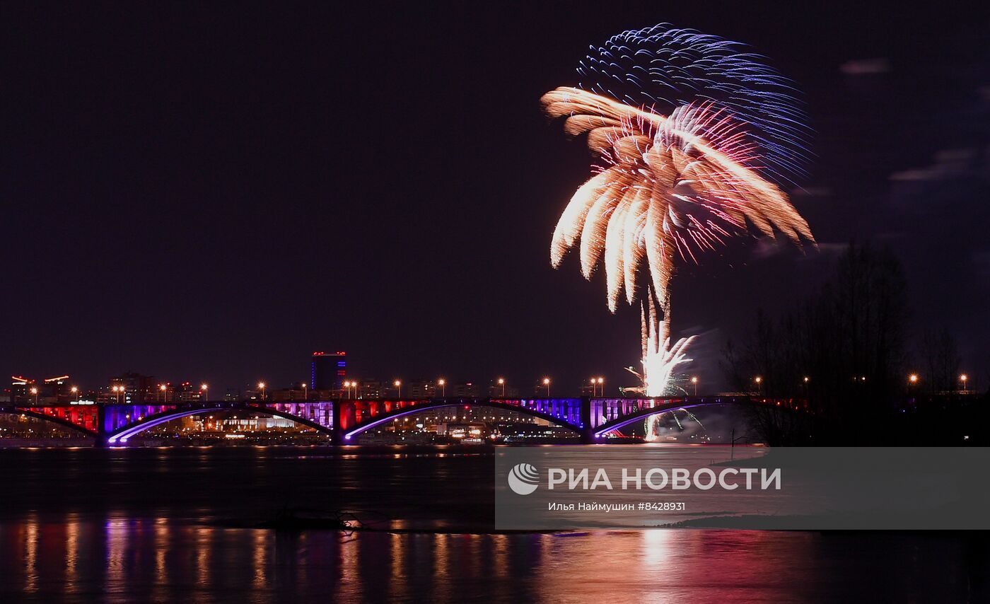 Праздничный салют в честь Дня Победы в городах России