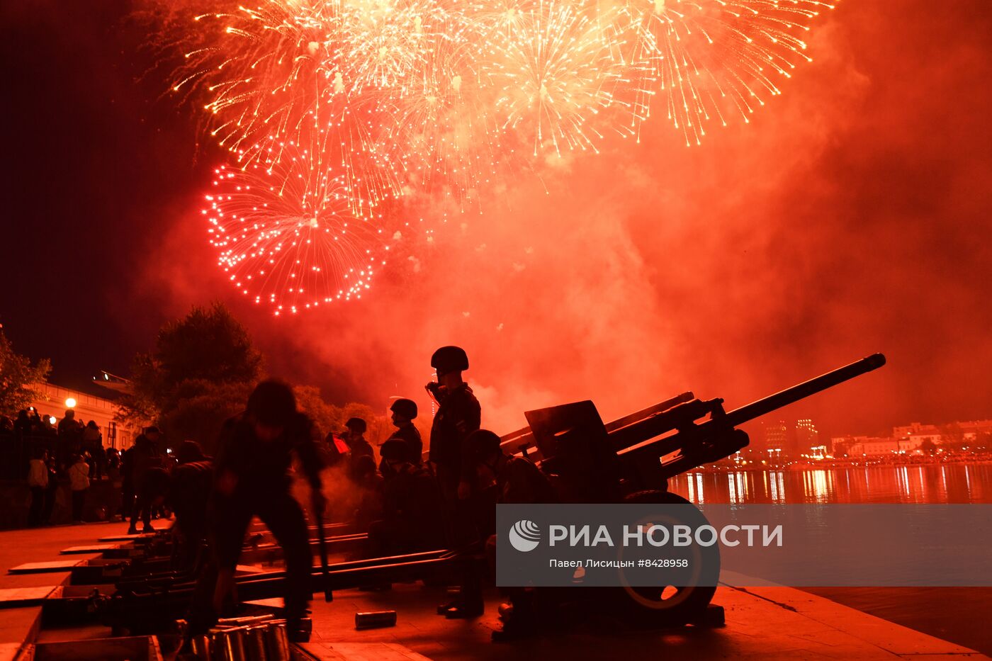 Праздничный салют в честь Дня Победы в городах России