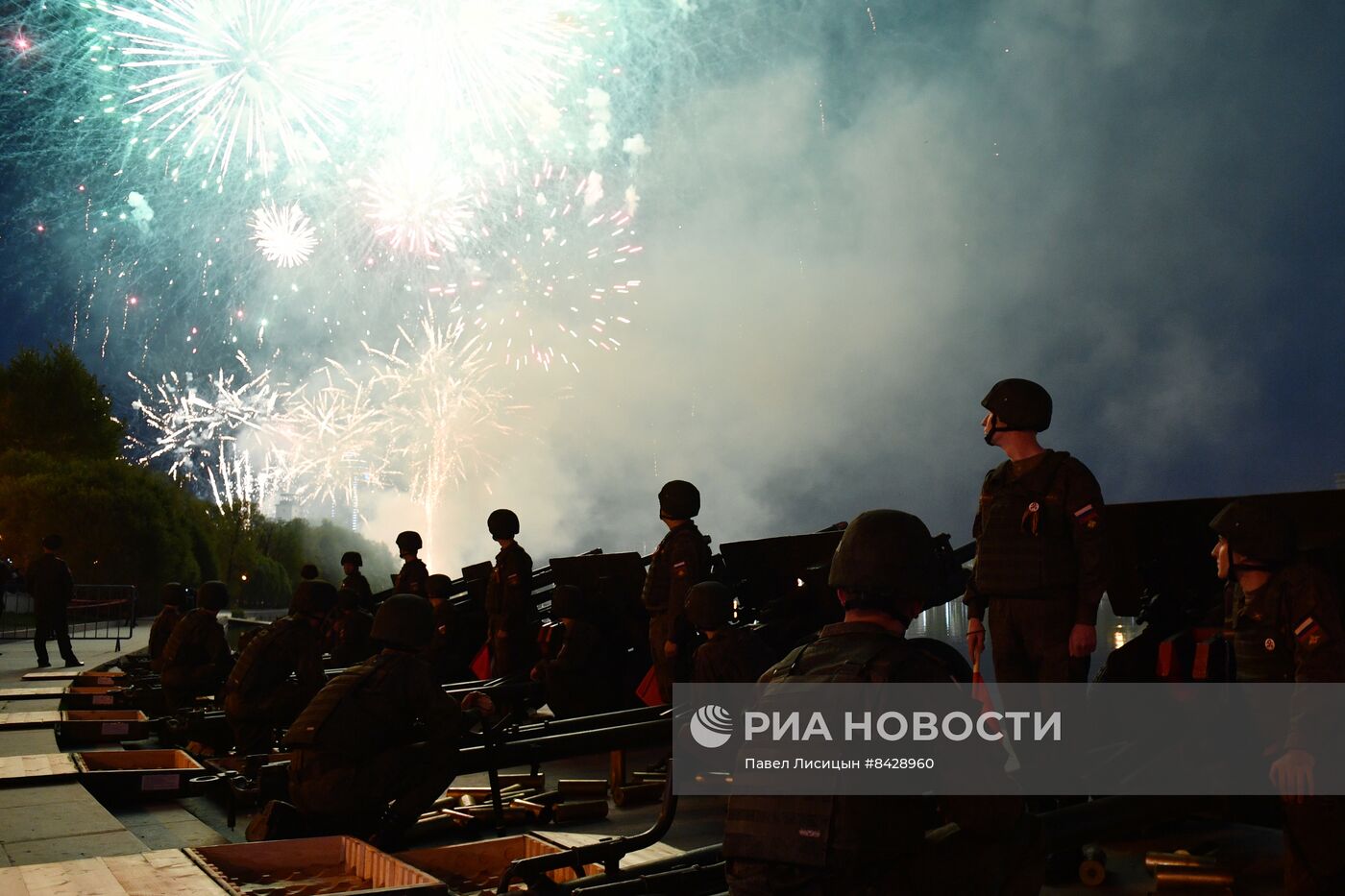 Праздничный салют в честь Дня Победы в городах России