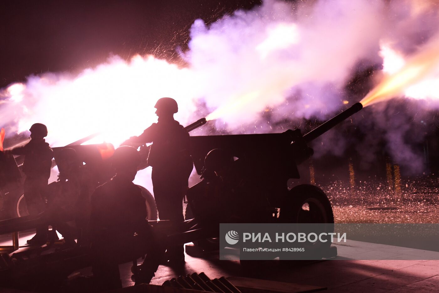 Праздничный салют в честь Дня Победы в городах России