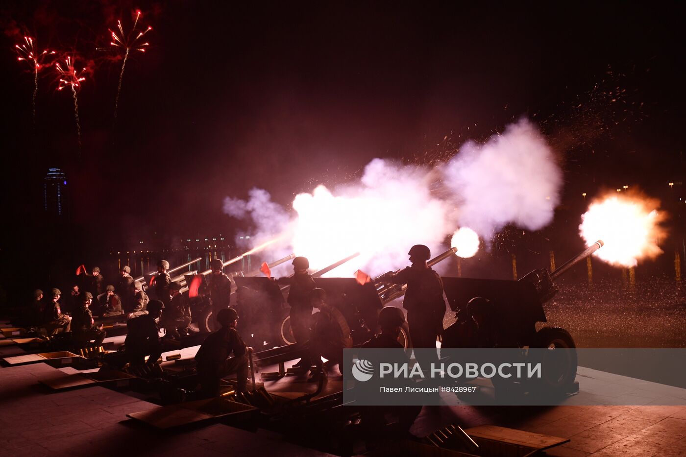 Праздничный салют в честь Дня Победы в городах России