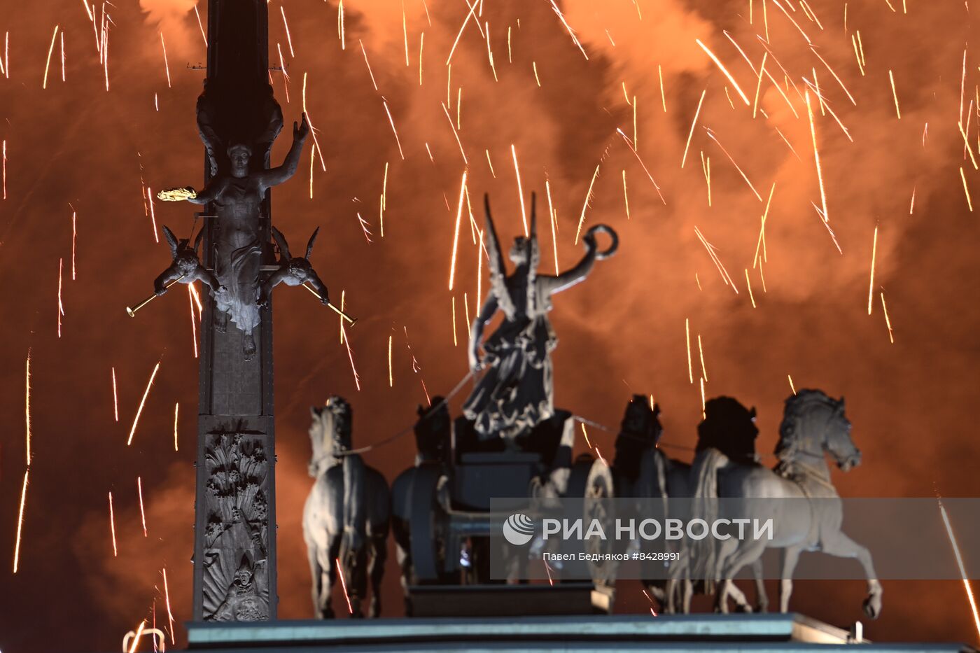 Праздничный салют в честь Дня Победы в городах России