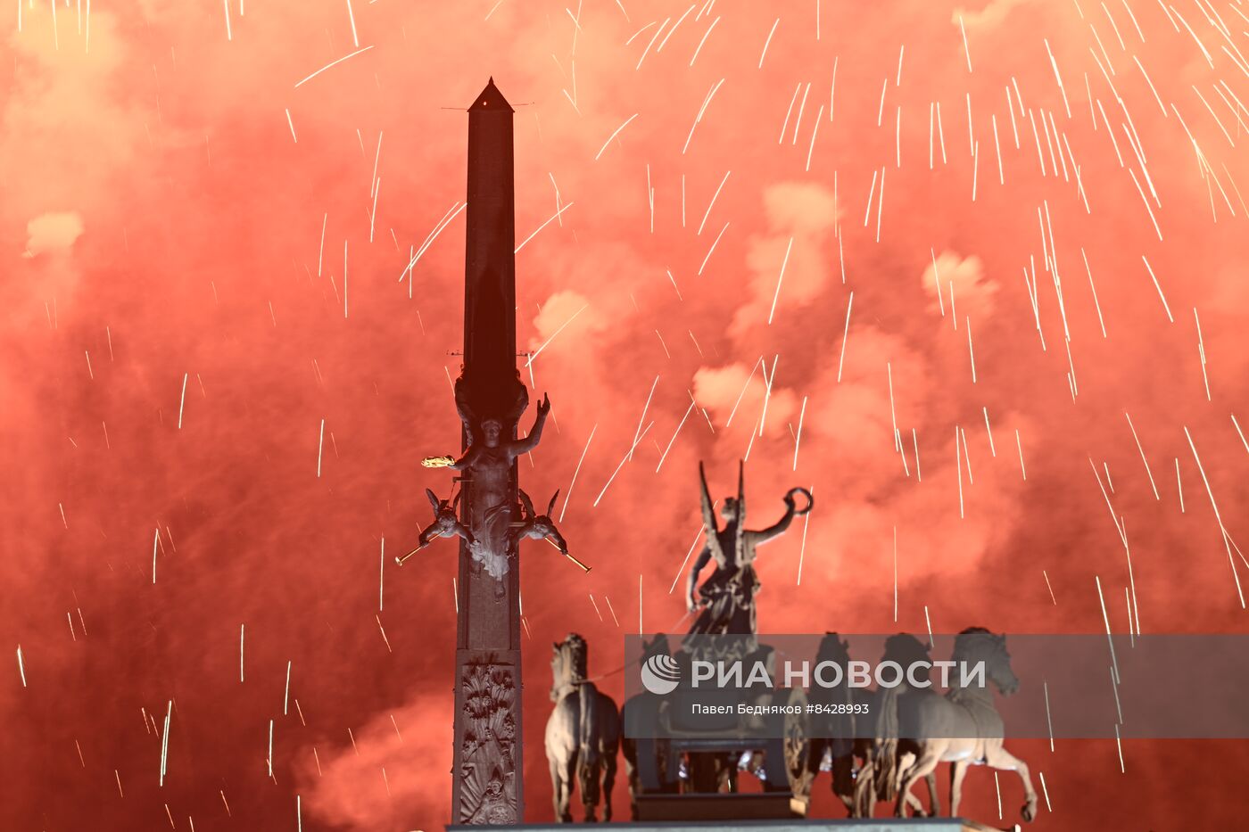 Праздничный салют в честь Дня Победы в городах России