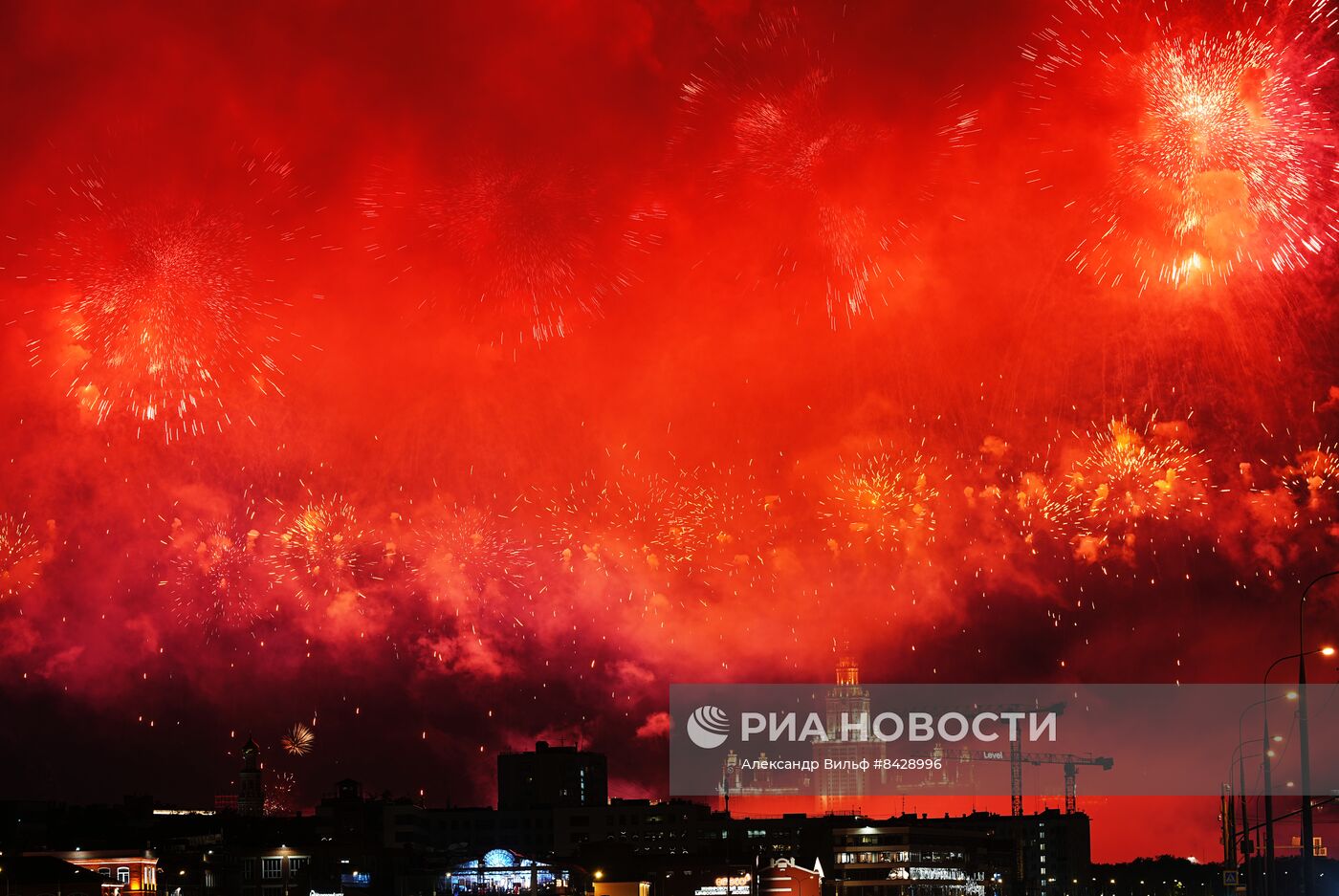 Праздничный салют в честь Дня Победы в городах России