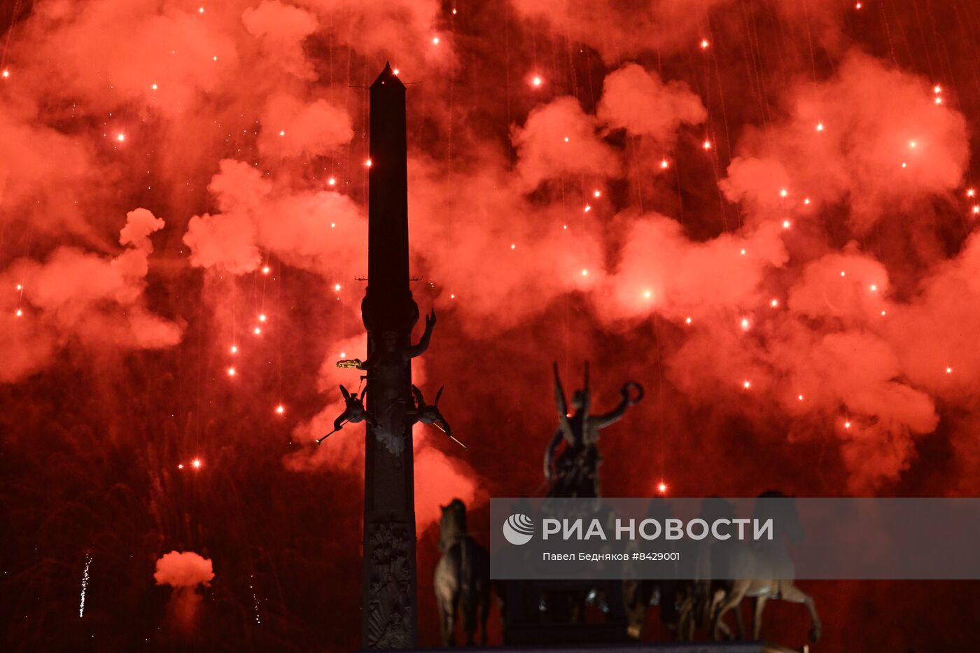 Праздничный салют в честь Дня Победы в городах России