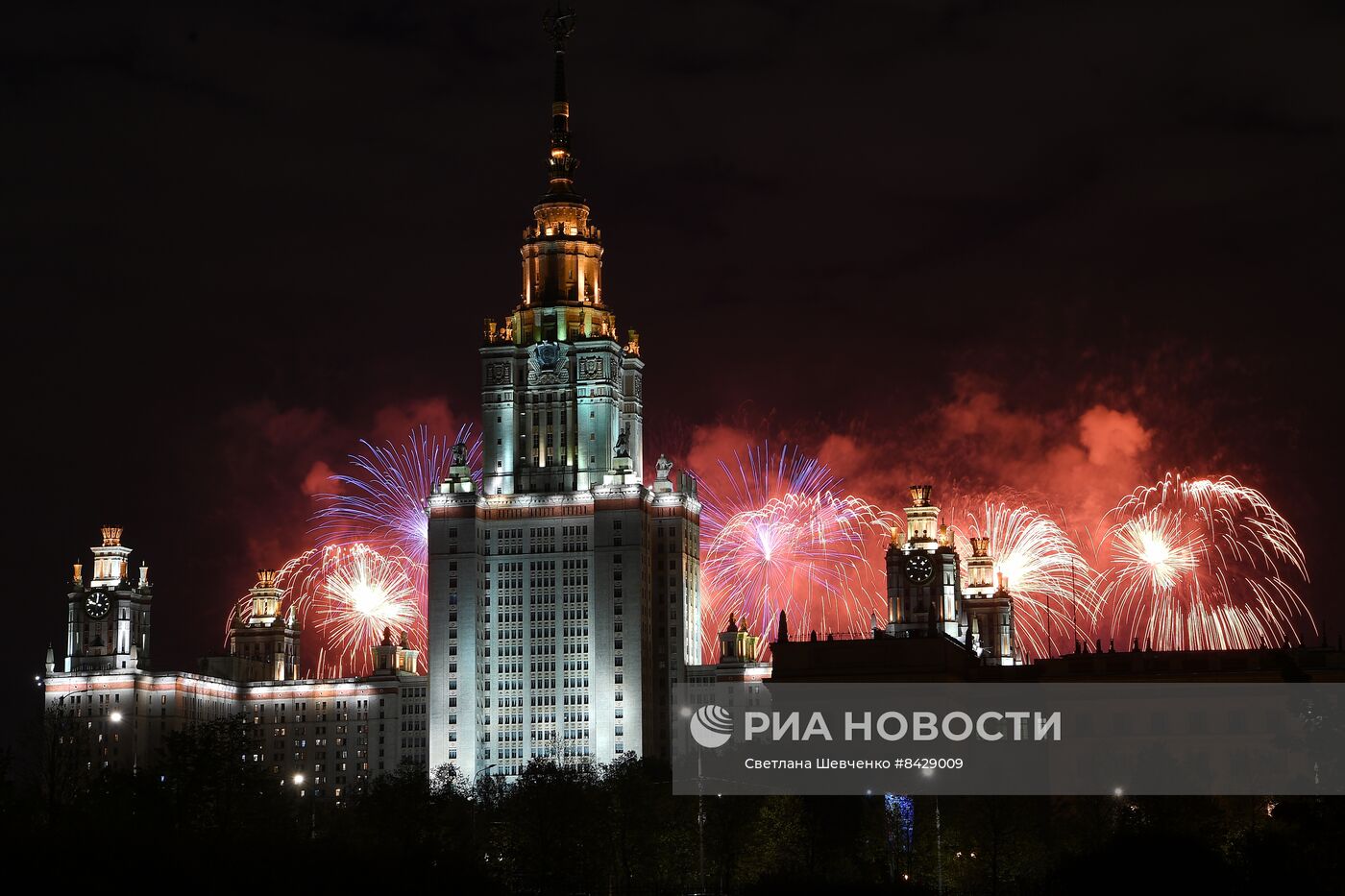 Праздничный салют в честь Дня Победы в городах России