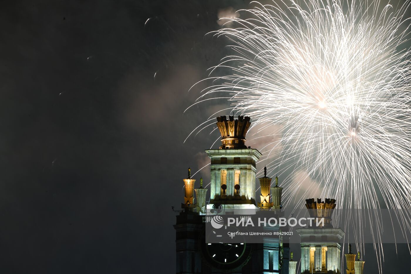 Праздничный салют в честь Дня Победы в городах России