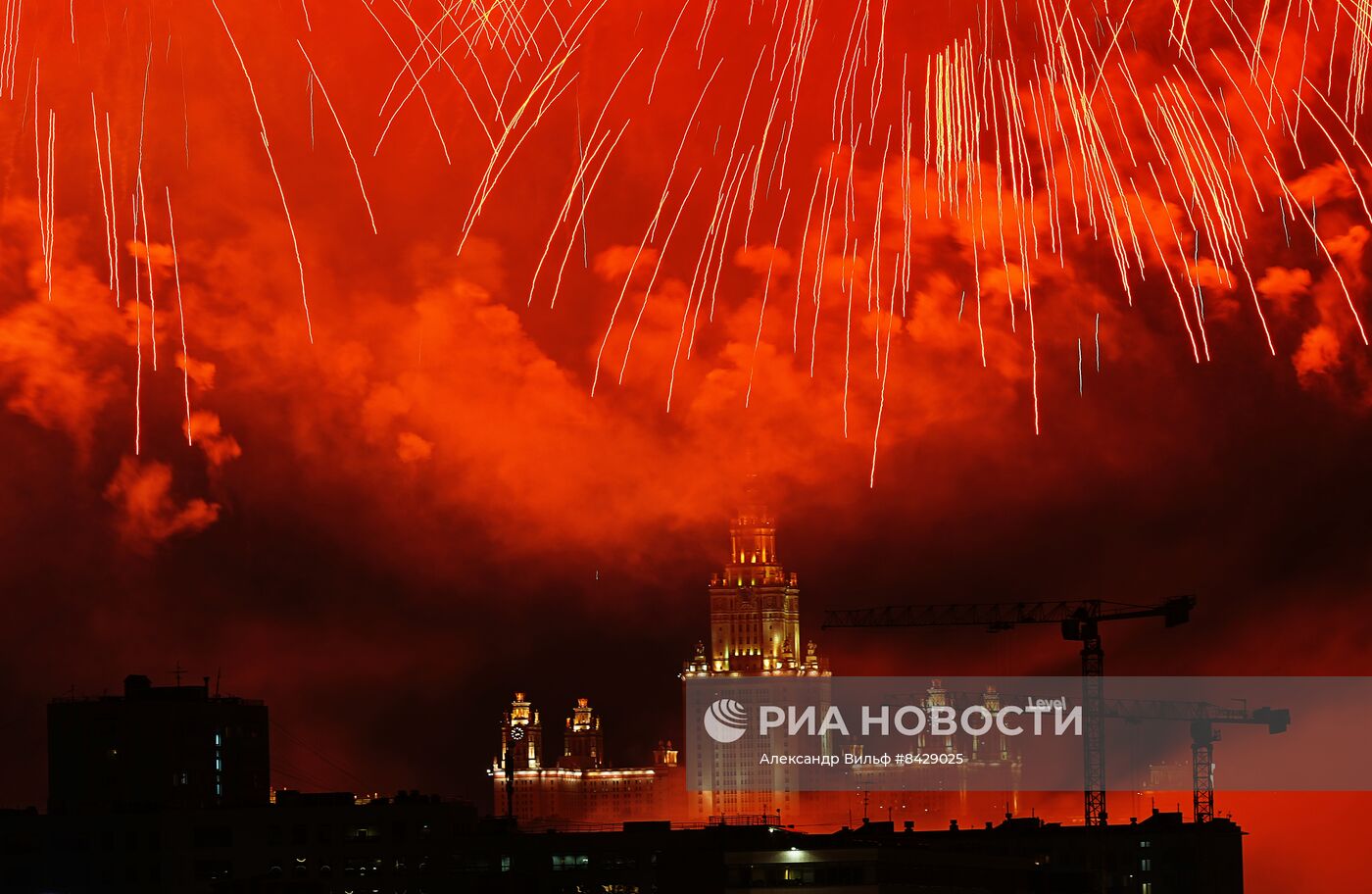 Праздничный салют в честь Дня Победы в городах России