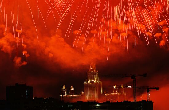 Праздничный салют в честь Дня Победы в городах России