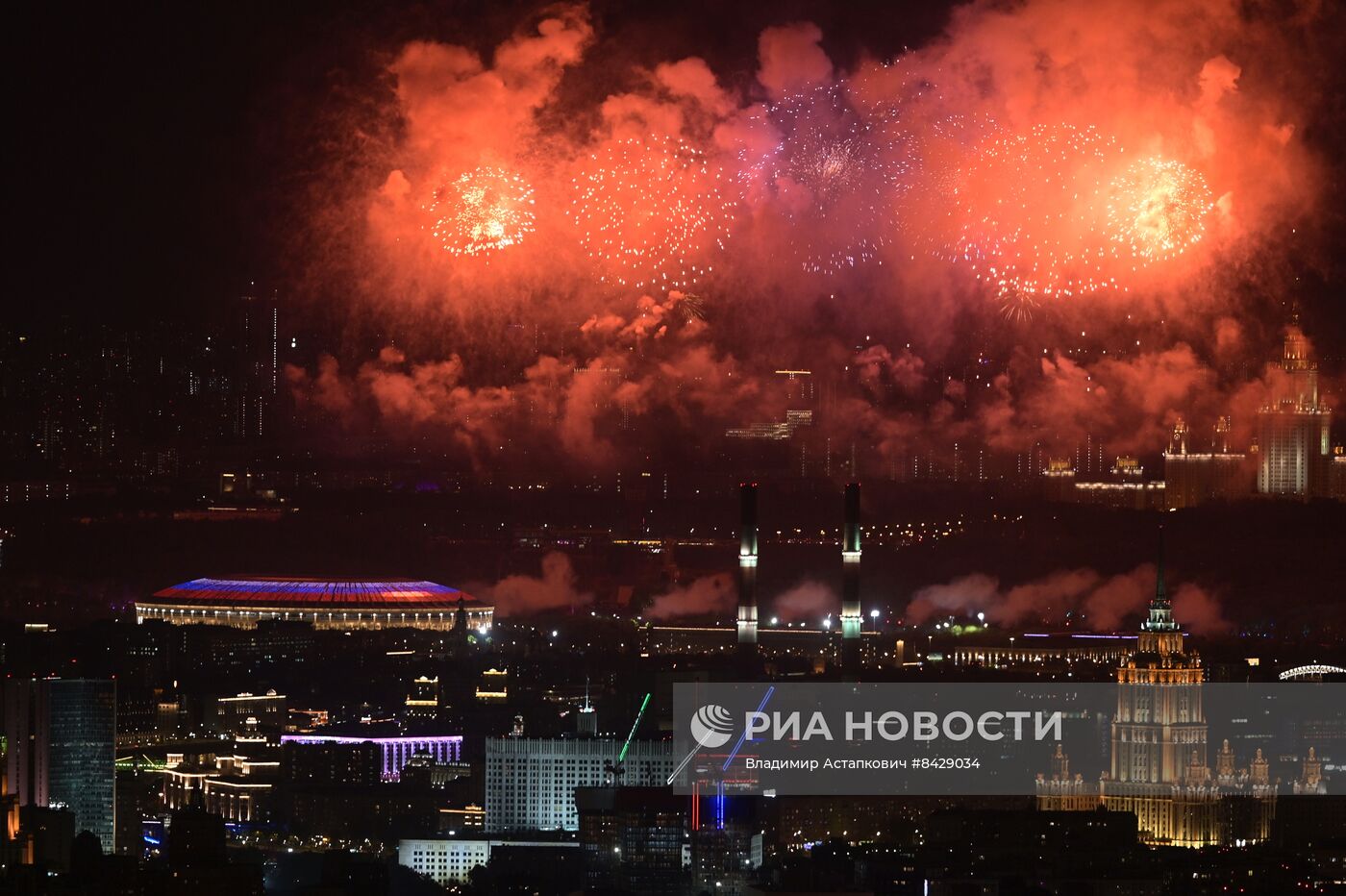 Праздничный салют в честь Дня Победы в городах России