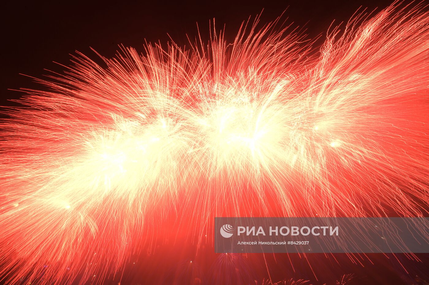 Праздничный салют в честь Дня Победы в городах России