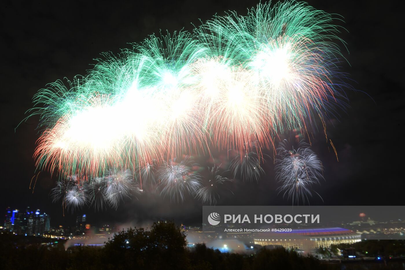 Праздничный салют в честь Дня Победы в городах России