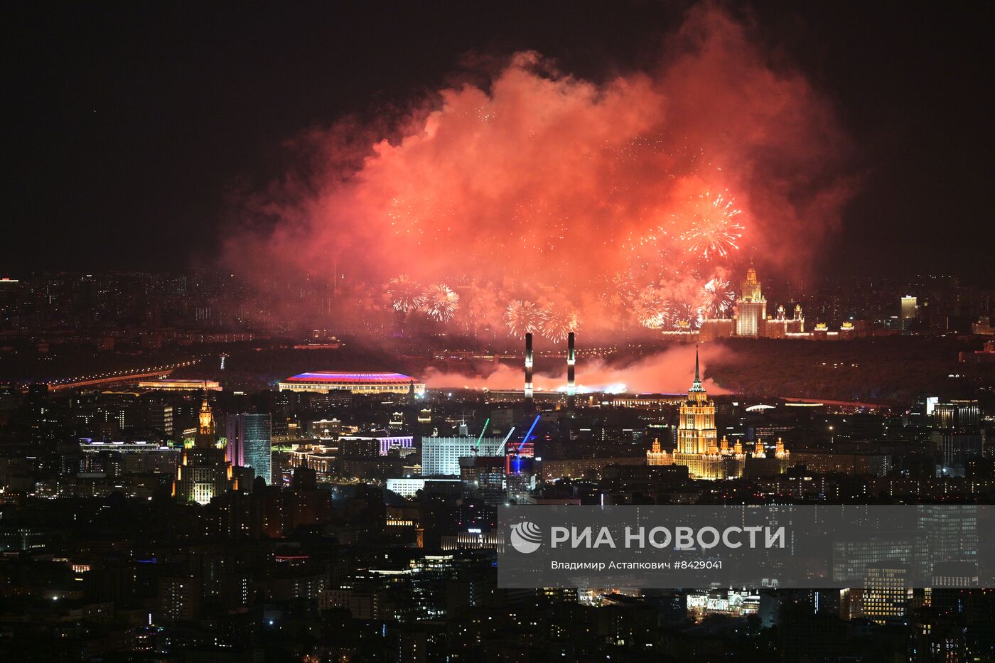 Праздничный салют в честь Дня Победы в городах России