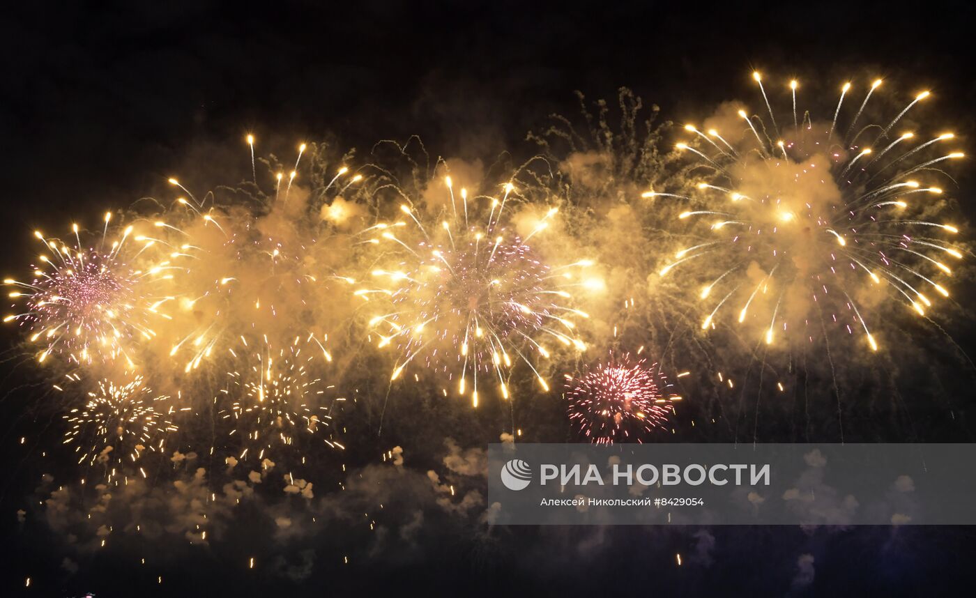 Праздничный салют в честь Дня Победы в городах России