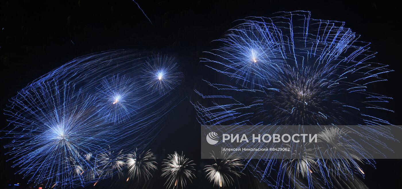 Праздничный салют в честь Дня Победы в городах России