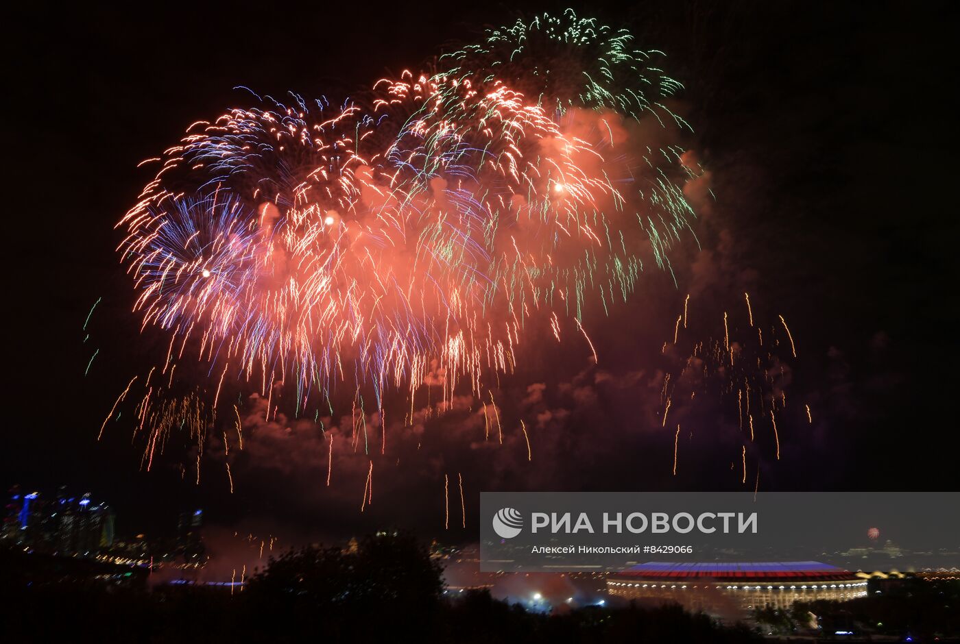 Праздничный салют в честь Дня Победы в городах России