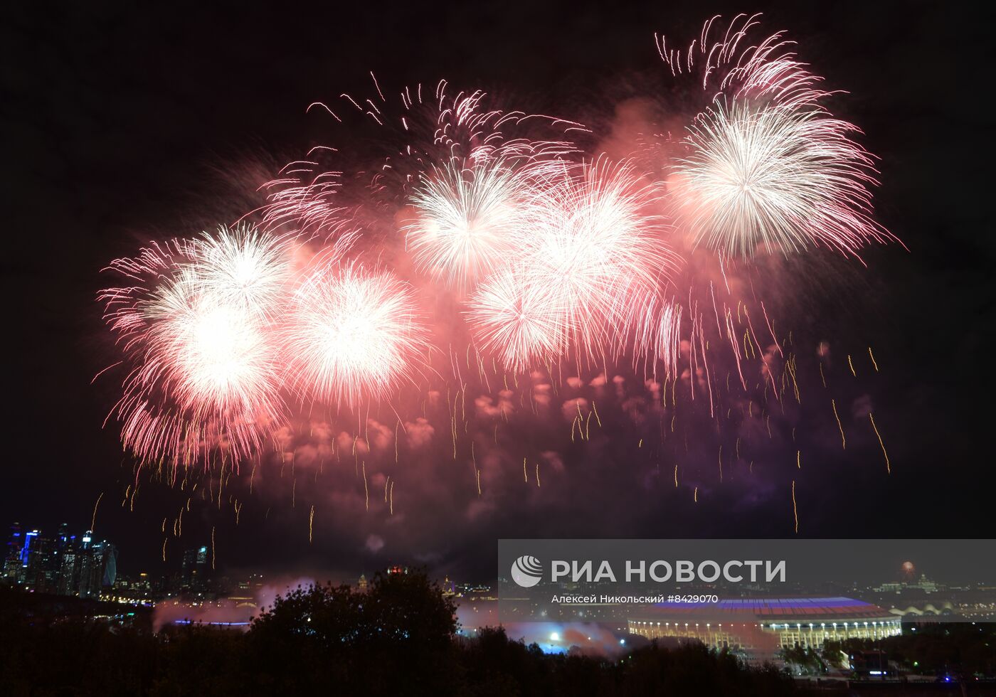 Праздничный салют в честь Дня Победы в городах России