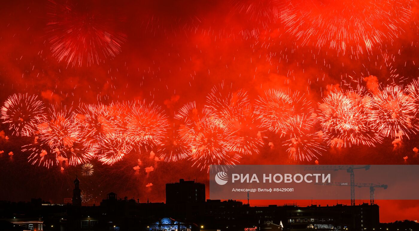 Праздничный салют в честь Дня Победы в городах России