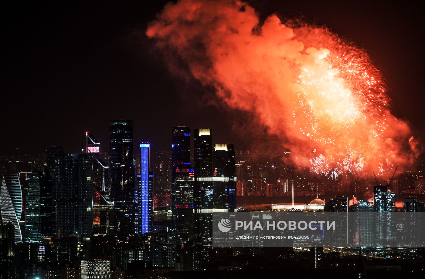 Праздничный салют в честь Дня Победы в городах России
