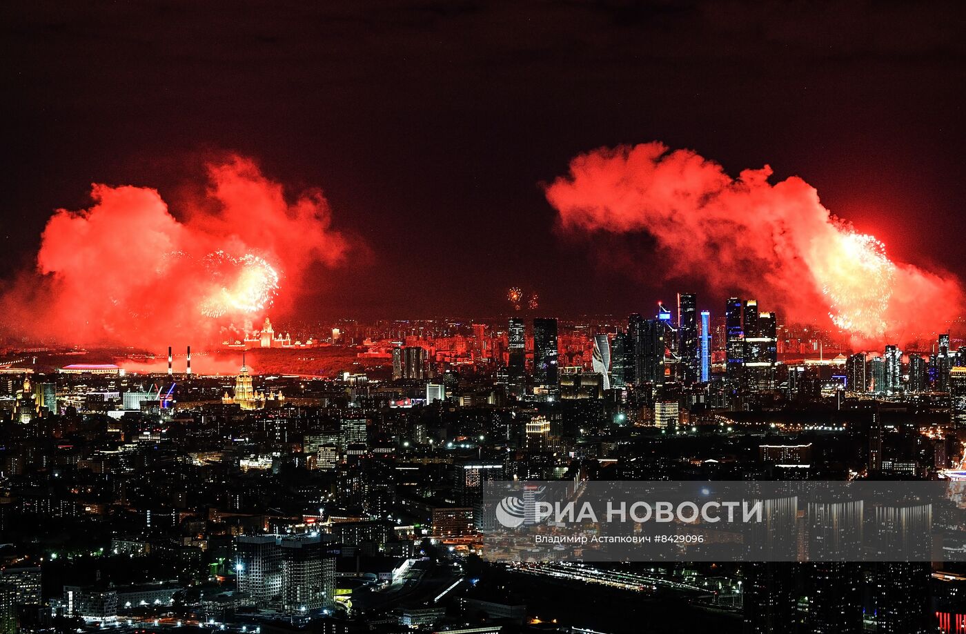 Праздничный салют в честь Дня Победы в городах России