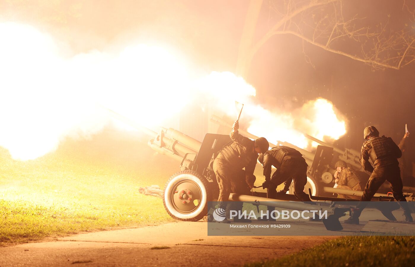 Праздничный салют в честь Дня Победы в городах России
