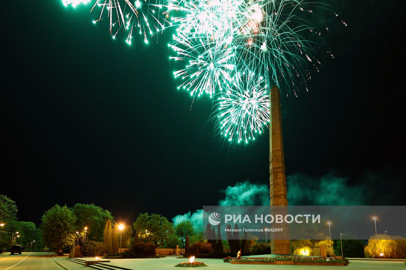 Праздничный салют в честь Дня Победы в городах России