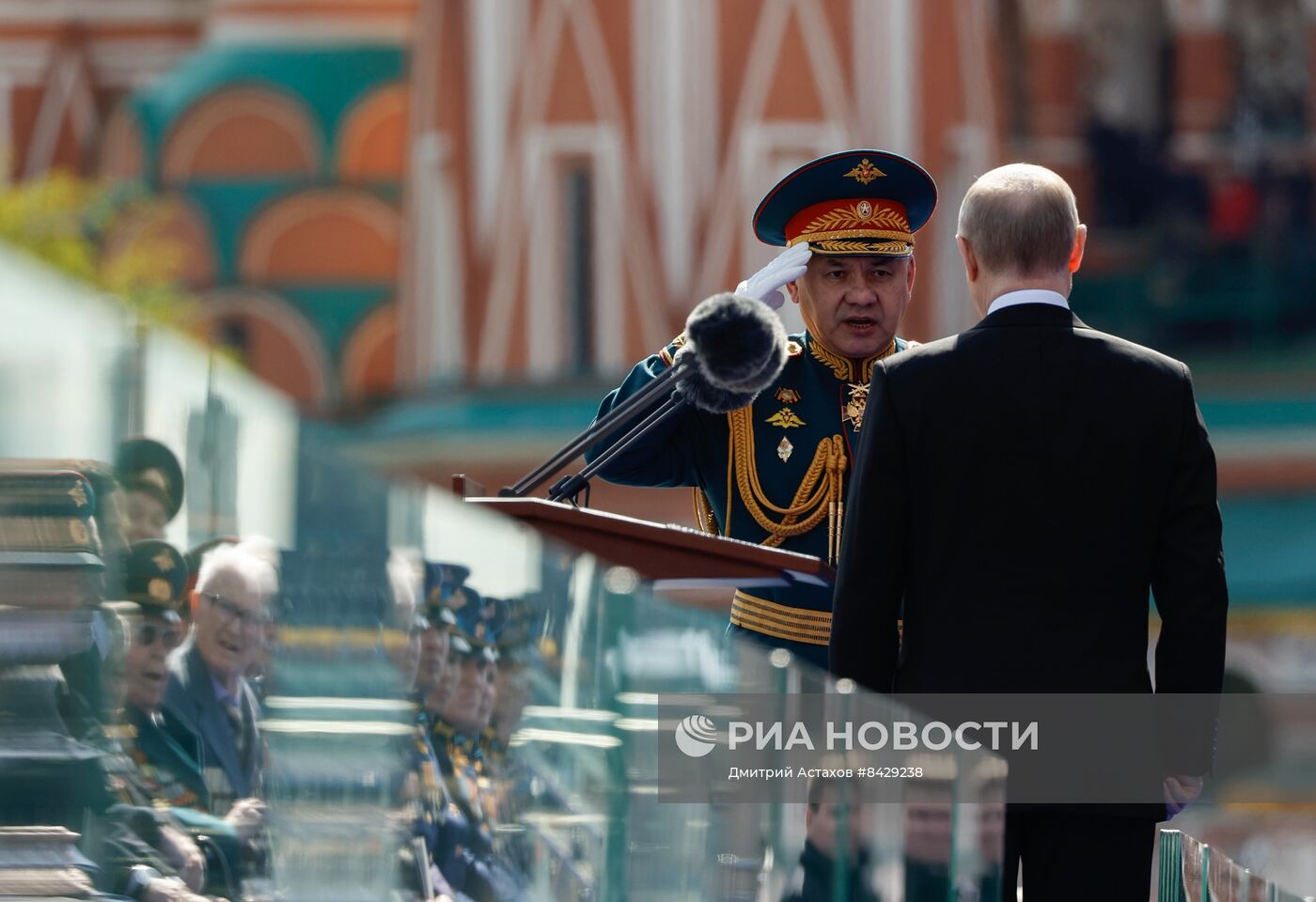 Президент РФ В. Путин принял участие в параде Победы в Москве