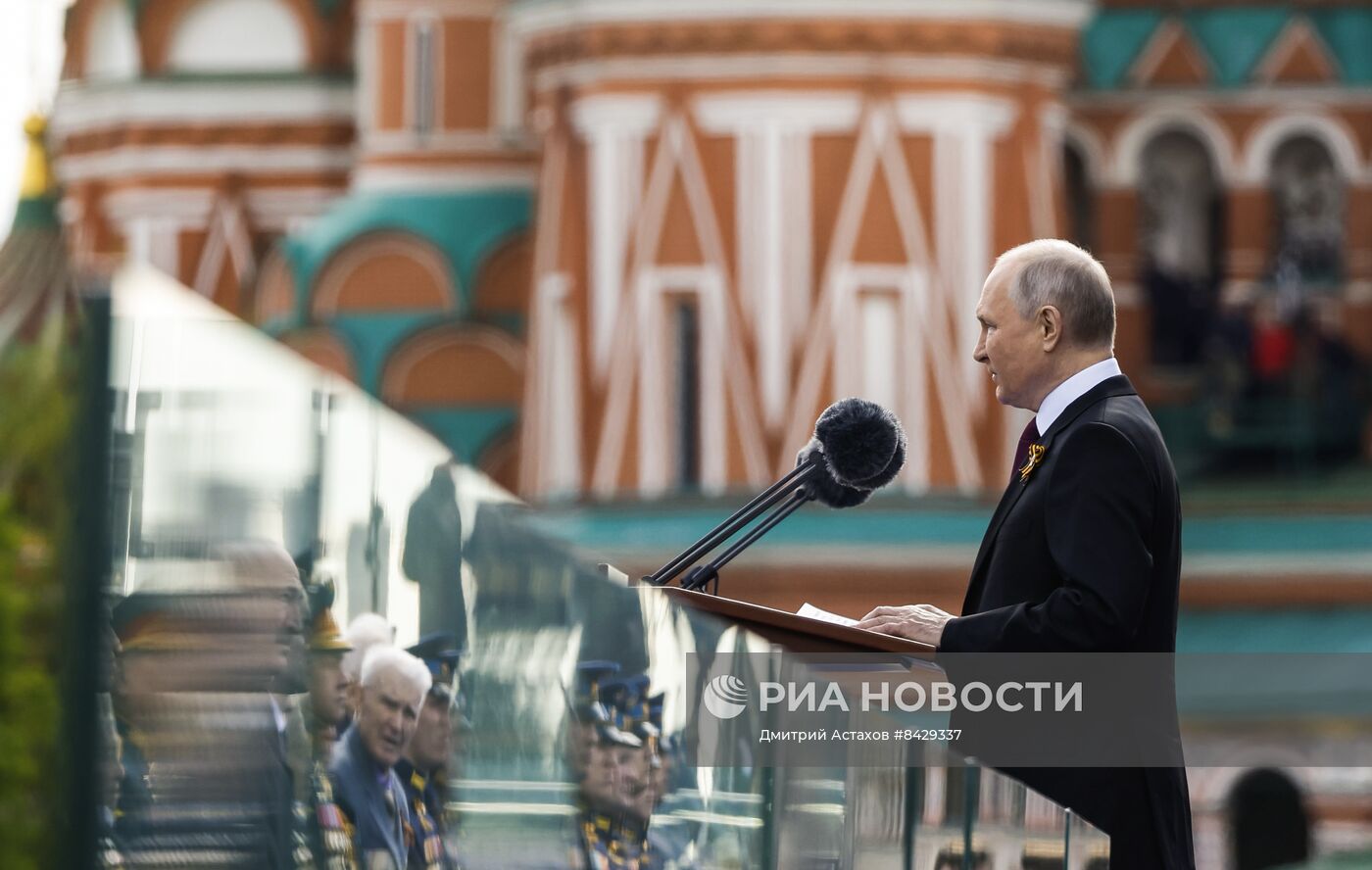 Президент РФ В. Путин принял участие в параде Победы в Москве