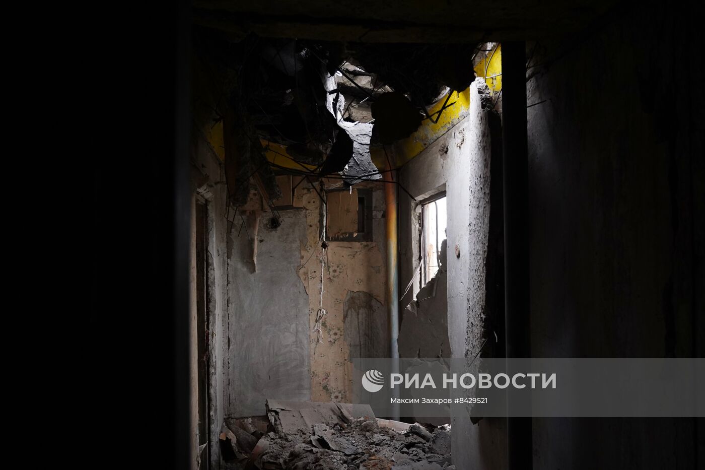 Последствия удара из РСЗО HIMARS по жилому дому в ЛНР