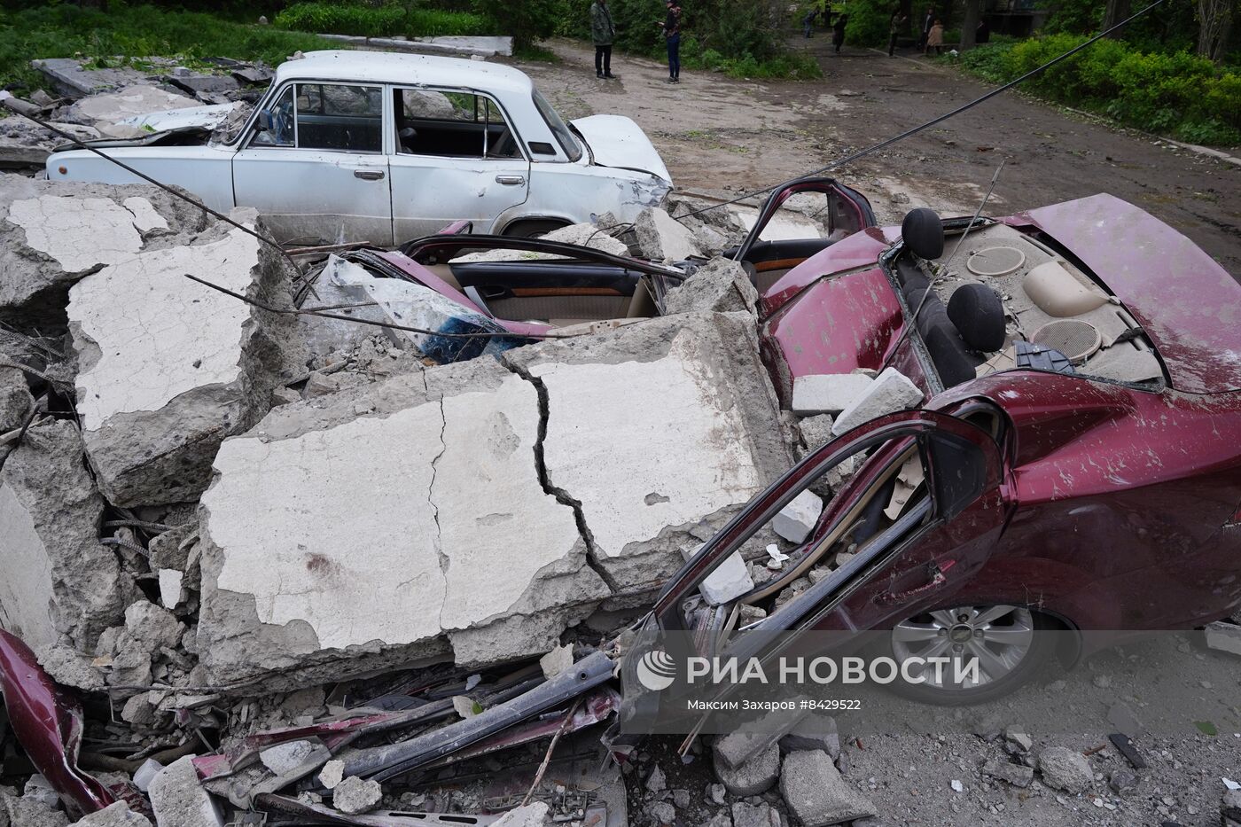 Последствия удара из РСЗО HIMARS по жилому дому в ЛНР