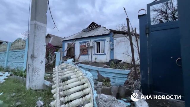 Последствия обстрела жилого сектора в Петровском районе Донецка