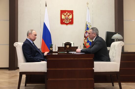 Рабочая встреча президента РФ В. Путина с губернатором Тюменской области А. Моором