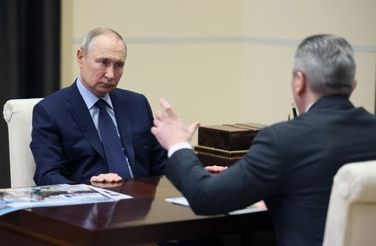 Рабочая встреча президента РФ В. Путина с губернатором Тюменской области А. Моором