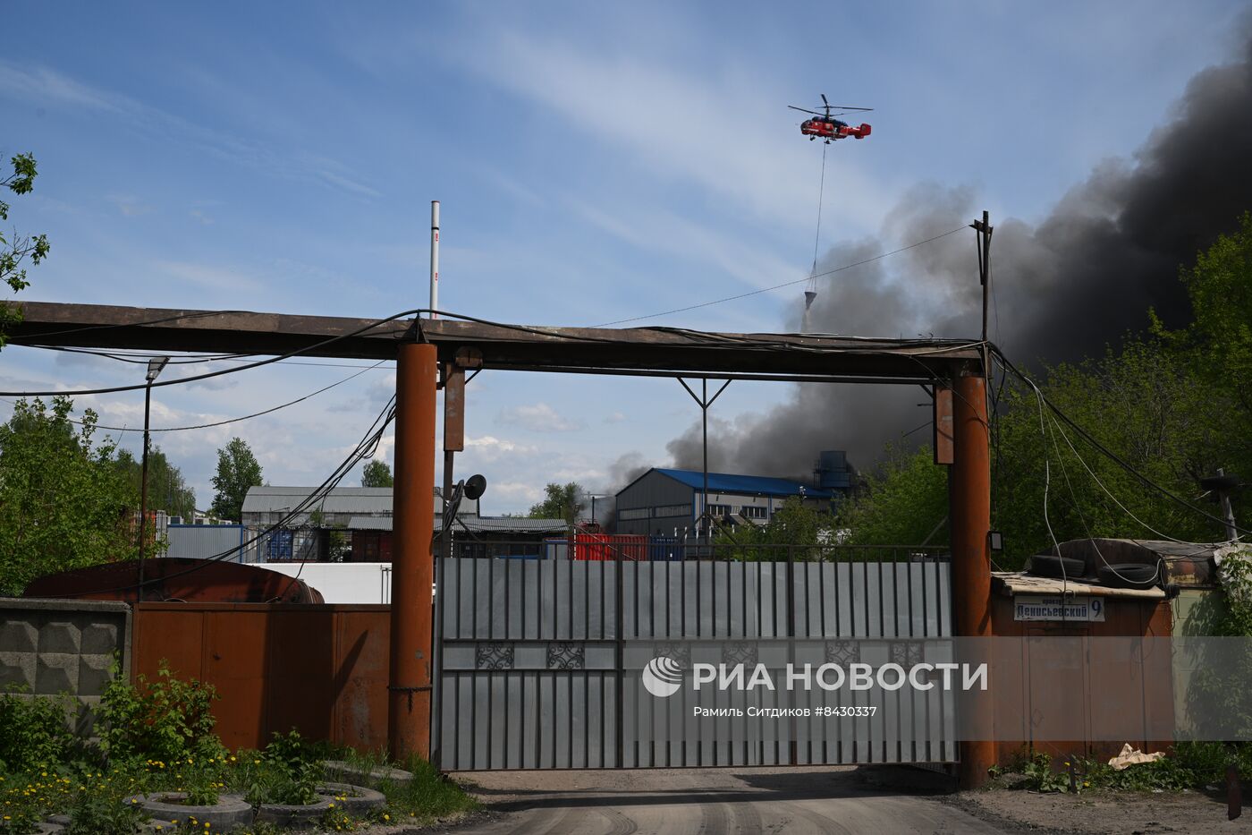 В подмосковном Дзержинском загорелись покрышки