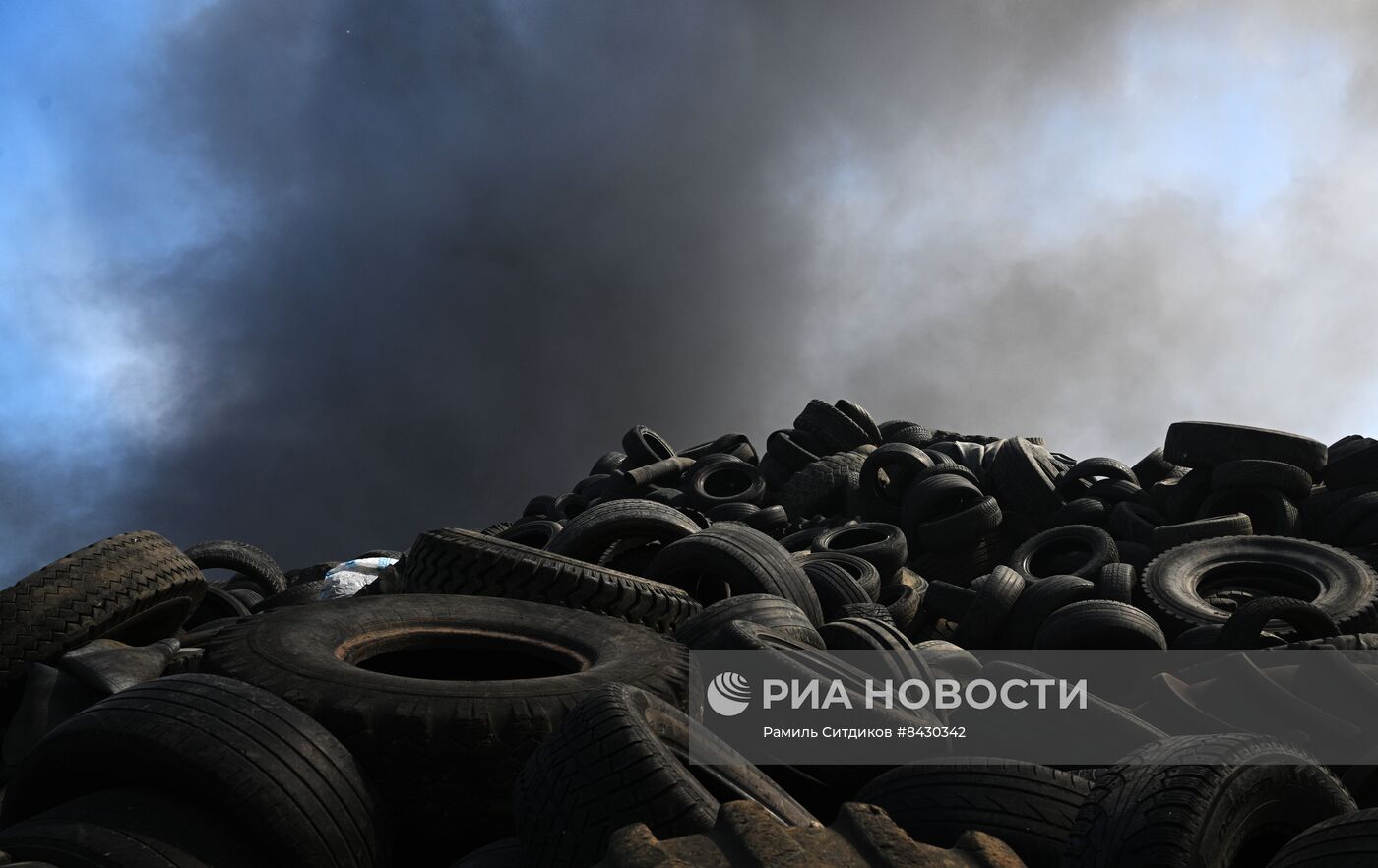 В подмосковном Дзержинском загорелись покрышки