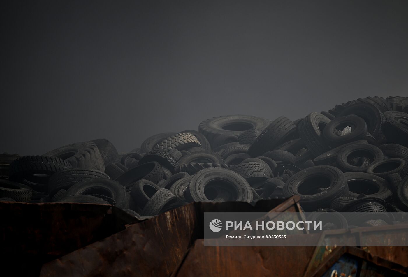 В подмосковном Дзержинском загорелись покрышки