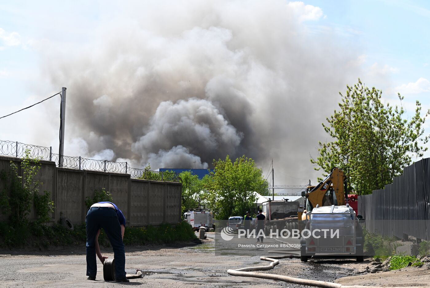 В подмосковном Дзержинском загорелись покрышки