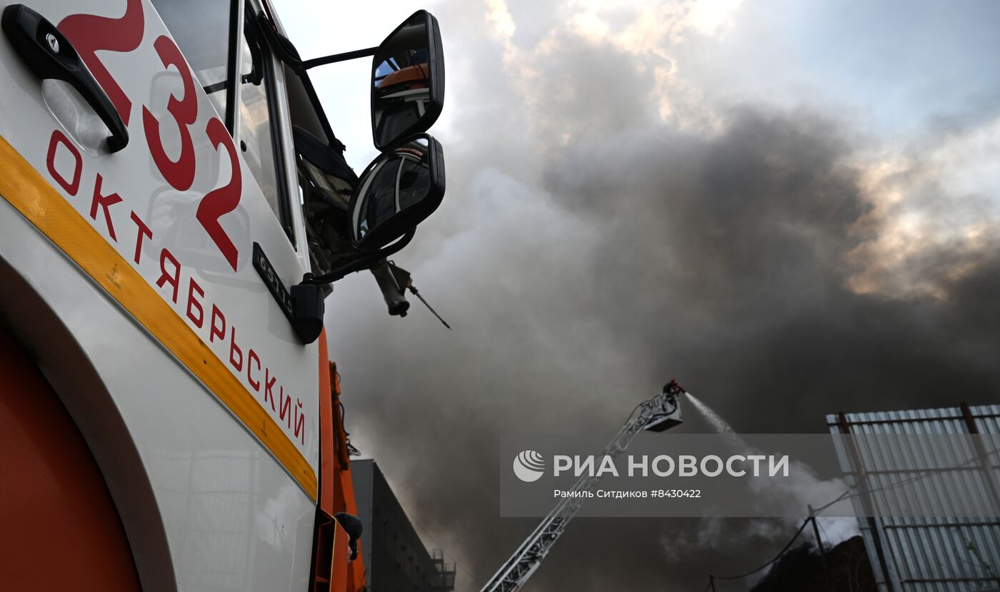 В подмосковном Дзержинском загорелись покрышки