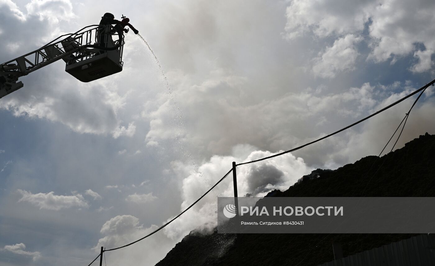В подмосковном Дзержинском загорелись покрышки