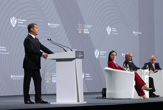 Зампред Совбеза РФ Д. Медведев принял участие в ХI Петербургском международном юридическом форуме