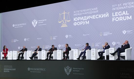 Зампред Совбеза РФ Д. Медведев принял участие в ХI Петербургском международном юридическом форуме